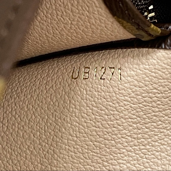 Louis Vuitton Toiletry Bag 26 - Picture 4 of 5